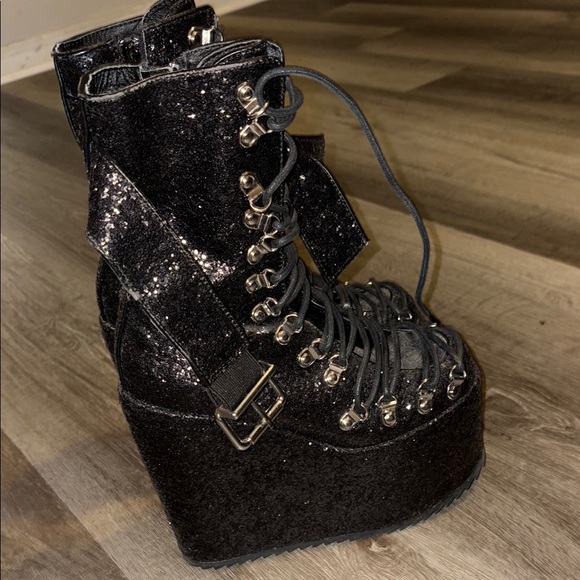 SPARKLE TRAITOR BOOTS

TRICKZ N' TREATZ - Picture 4 of 7